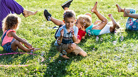 kinderen spelen in het gras